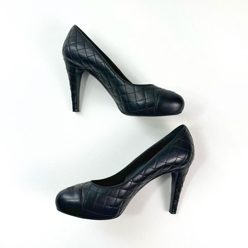 CHANEL Quilted Platform Black Pumps Size 38.5 US 8 CC Logo Heel Cap Toe - Picture 3 of 12